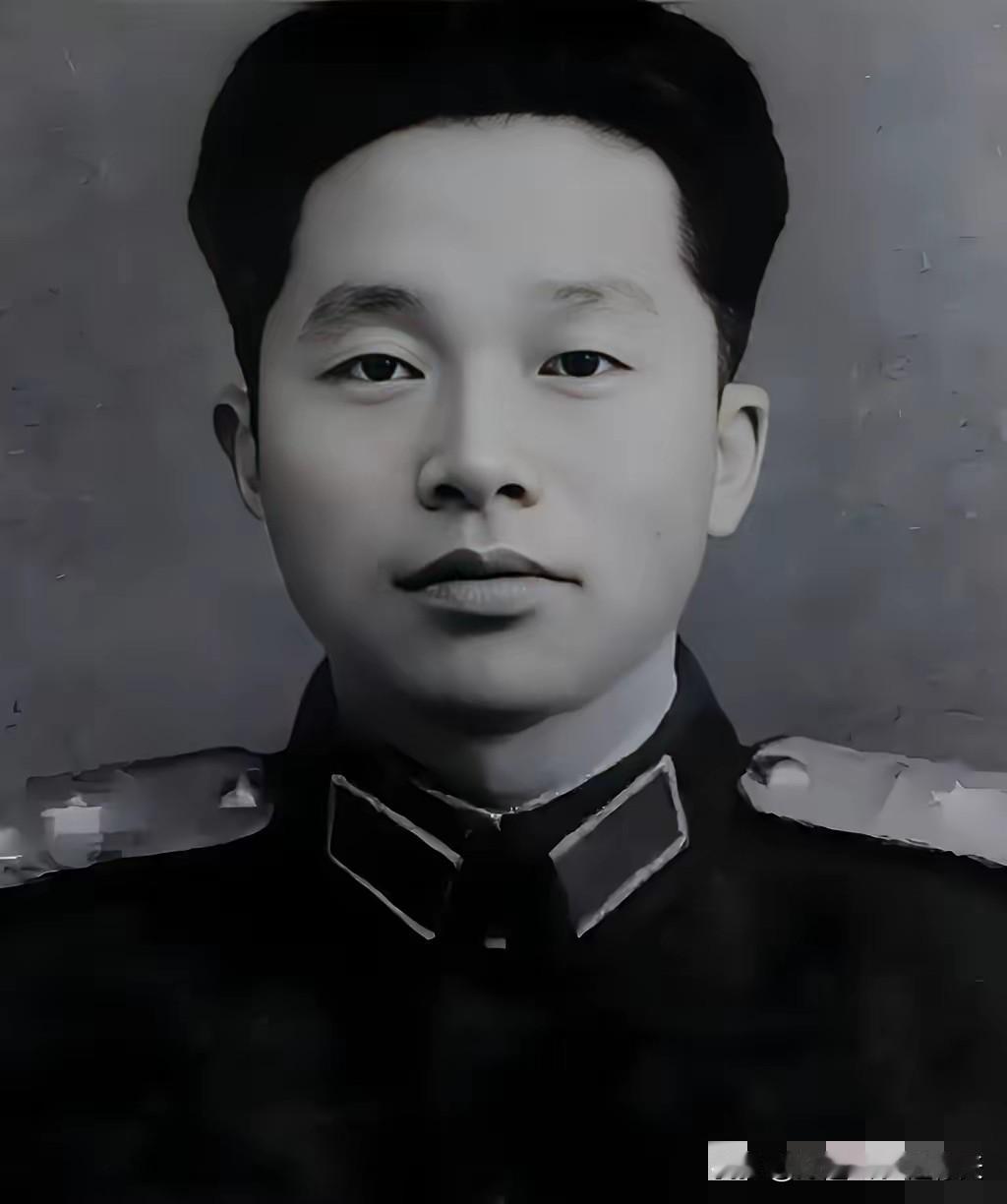 1955年，朱德总司令看见一个嫩得能掐出水的娃娃脸，肩上却扛着两颗金灿灿的将星，