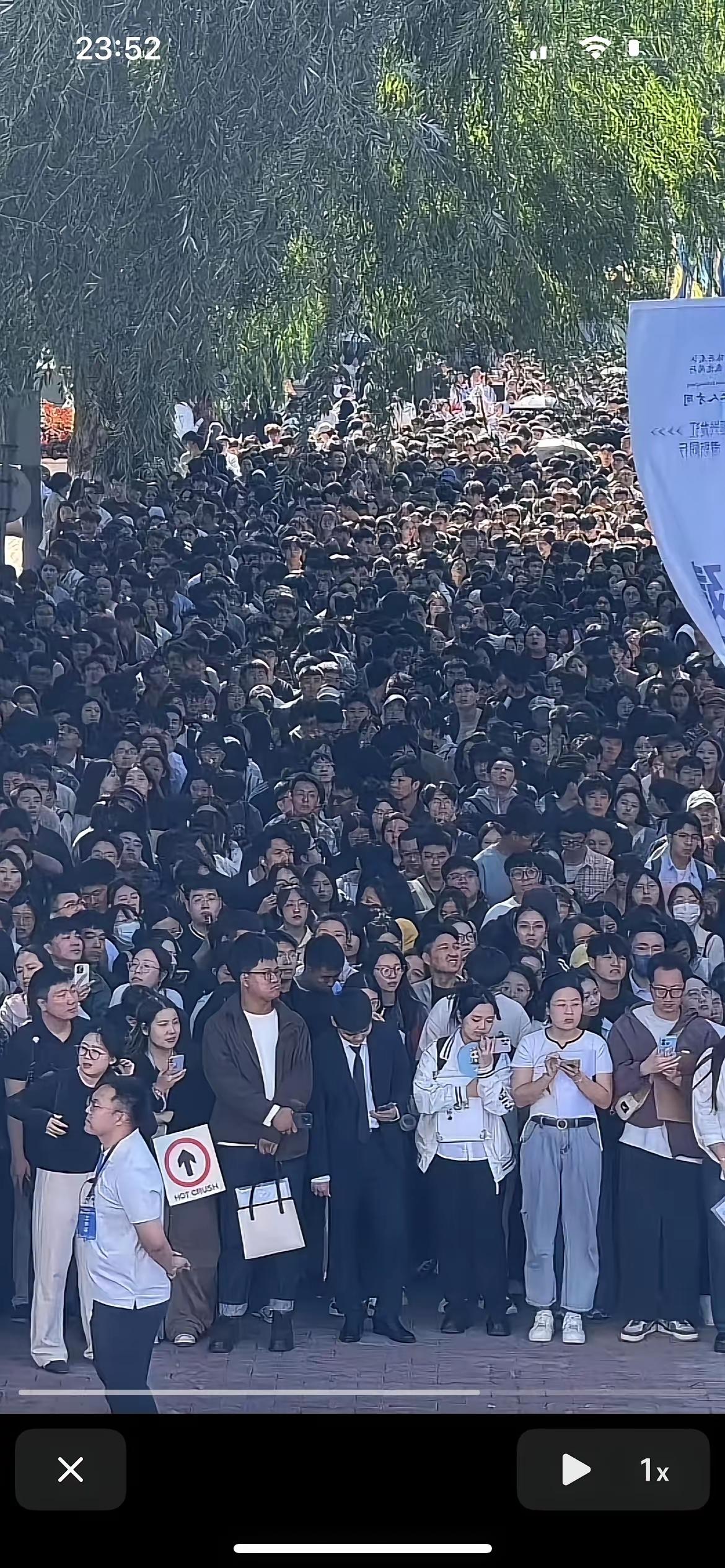 最近哈尔滨一场招聘会上，图上这么多人全是硕士以上学历，人数有10万左右，哈尔滨赋