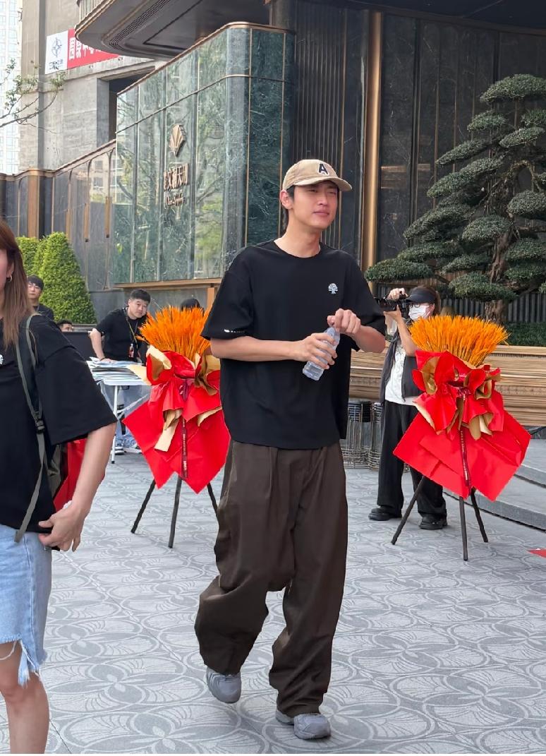 这谁啊？绝对是个男明星，好高好帅好有气质啊！
真的是超级男神呢，很有魅力啊！好喜