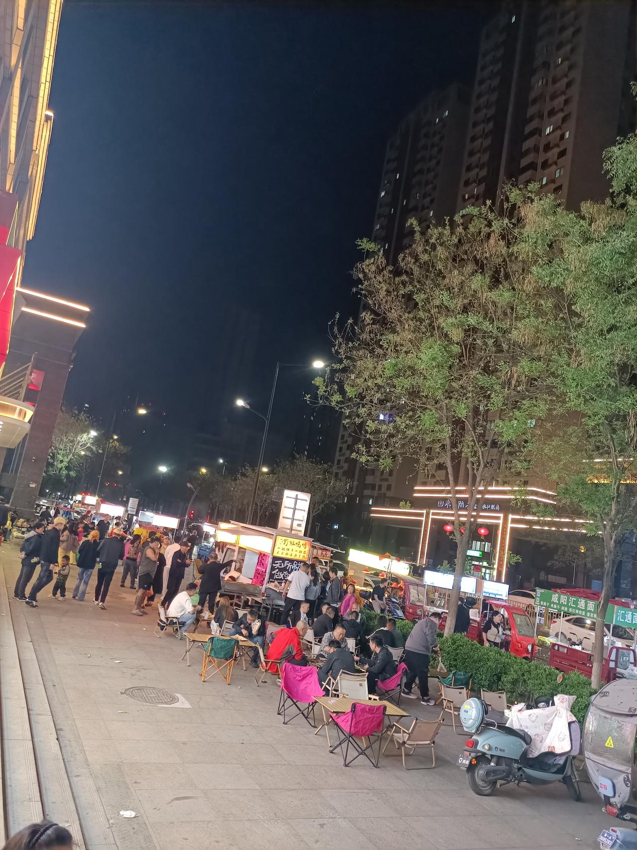 不服不行！[灵光一闪]航天新城板块 
这绝对是西安航天基地最有烟火气的一条街。