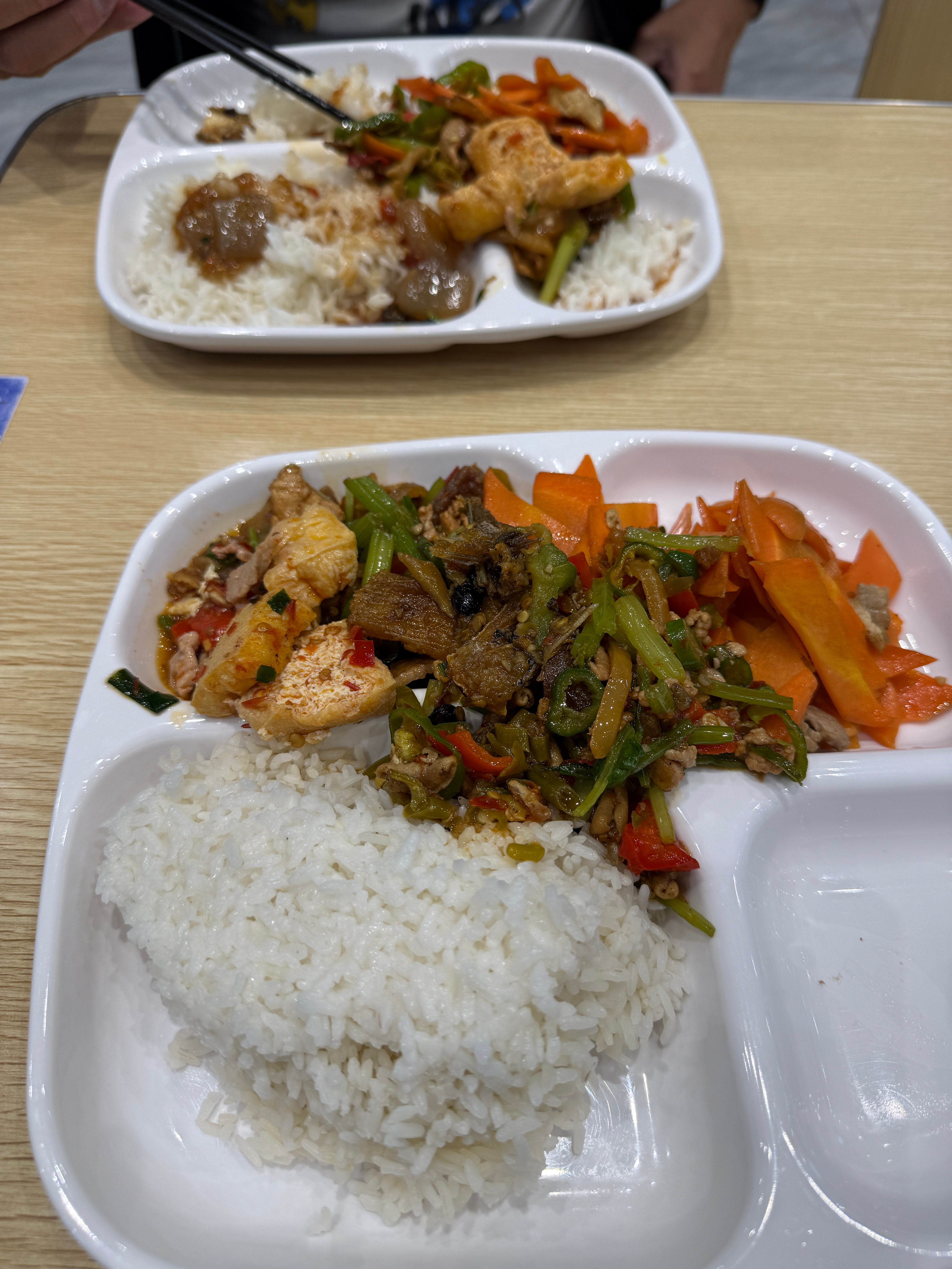 五块钱一顿的饭剩下的尾菜 