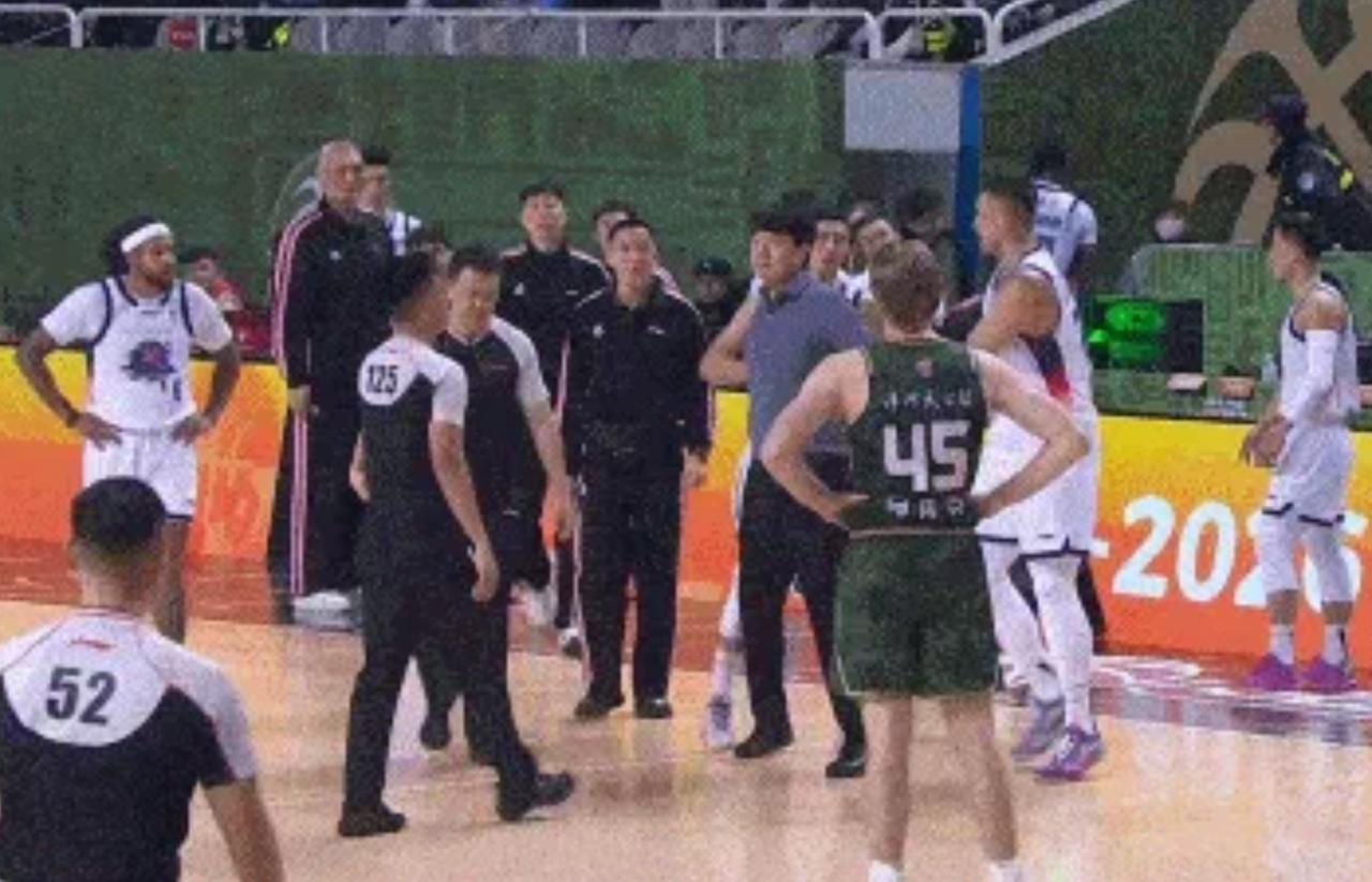 CBA火爆一幕！邱彪忍无可忍，怒摔西装，想要打裁判，被直接驱逐出场……
CBA常