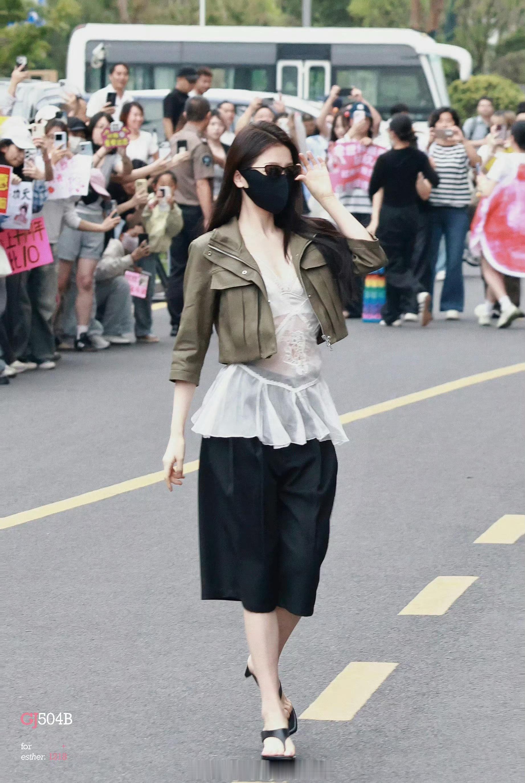 虞书欣穿搭不愧是女明星啊 这么丑的衣服都穿这么好看[打call] ​​​