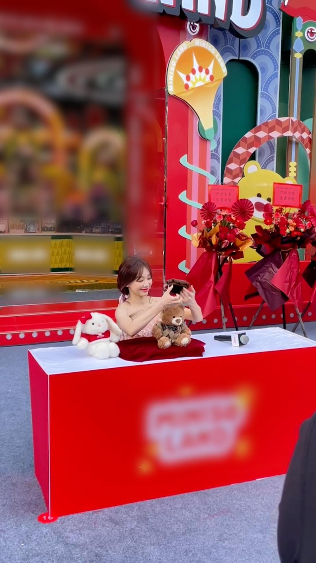 徐梦洁在广州用粤语拜早年 哎呀看见真甜妹了！春日花仙子徐梦洁对我说恭喜发财如何呢