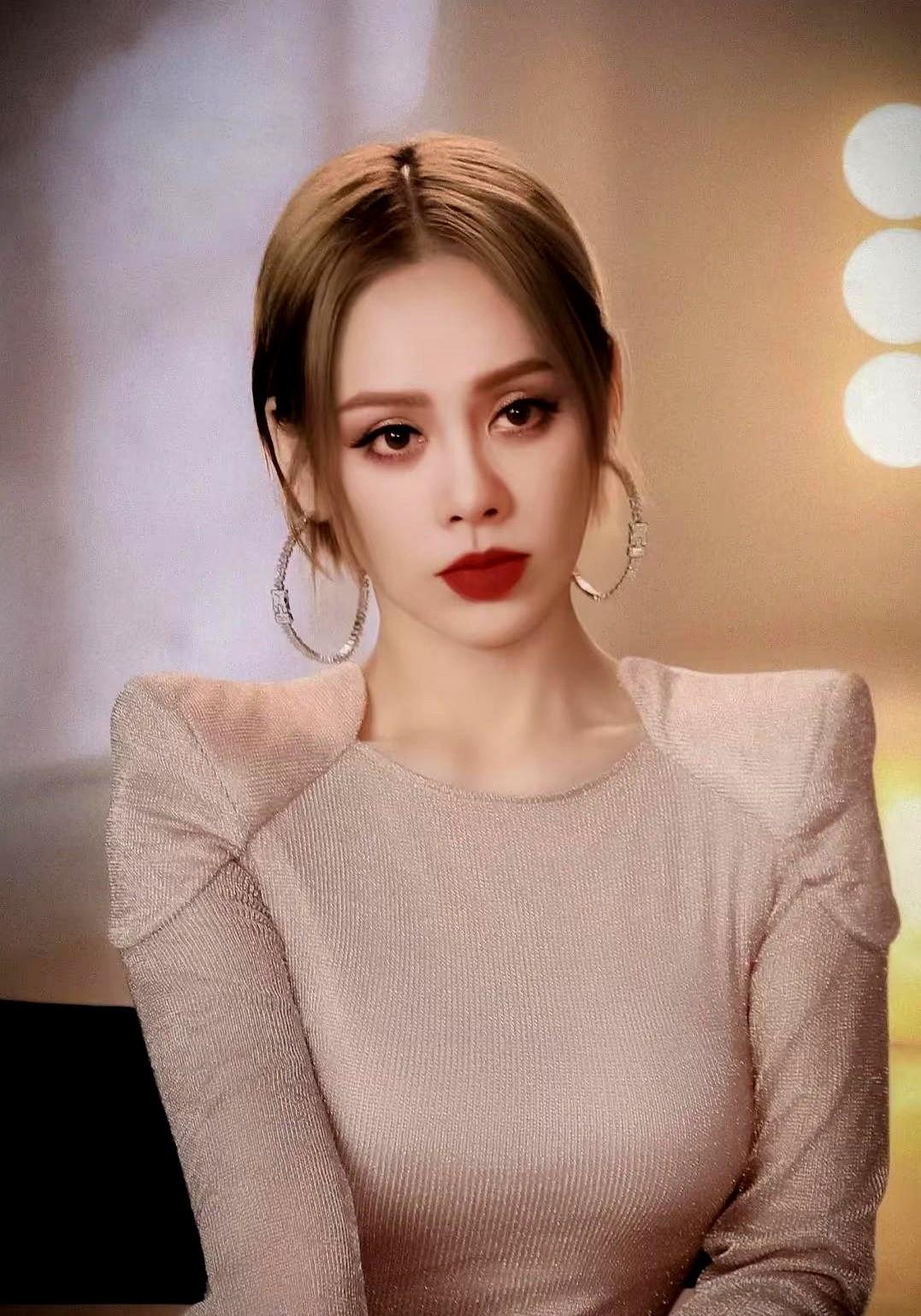 估计宋佳没有料到，
宁静在节目里把金鸡奖评选的老底都揭了。
原来那帮评委们为了自