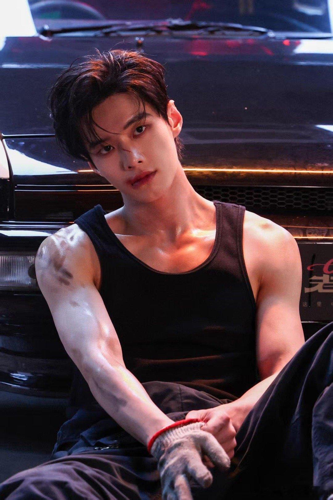 何与 薄肌才是内娱该有的审美何与《双轨》演技炸裂，从地下拳场到深情守护，扳手撬棍