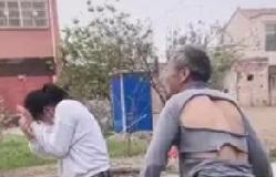 河南，两位女儿当街把老父亲衣服撕破，看完评论区竟无人指责。原来，女儿回娘家看到父