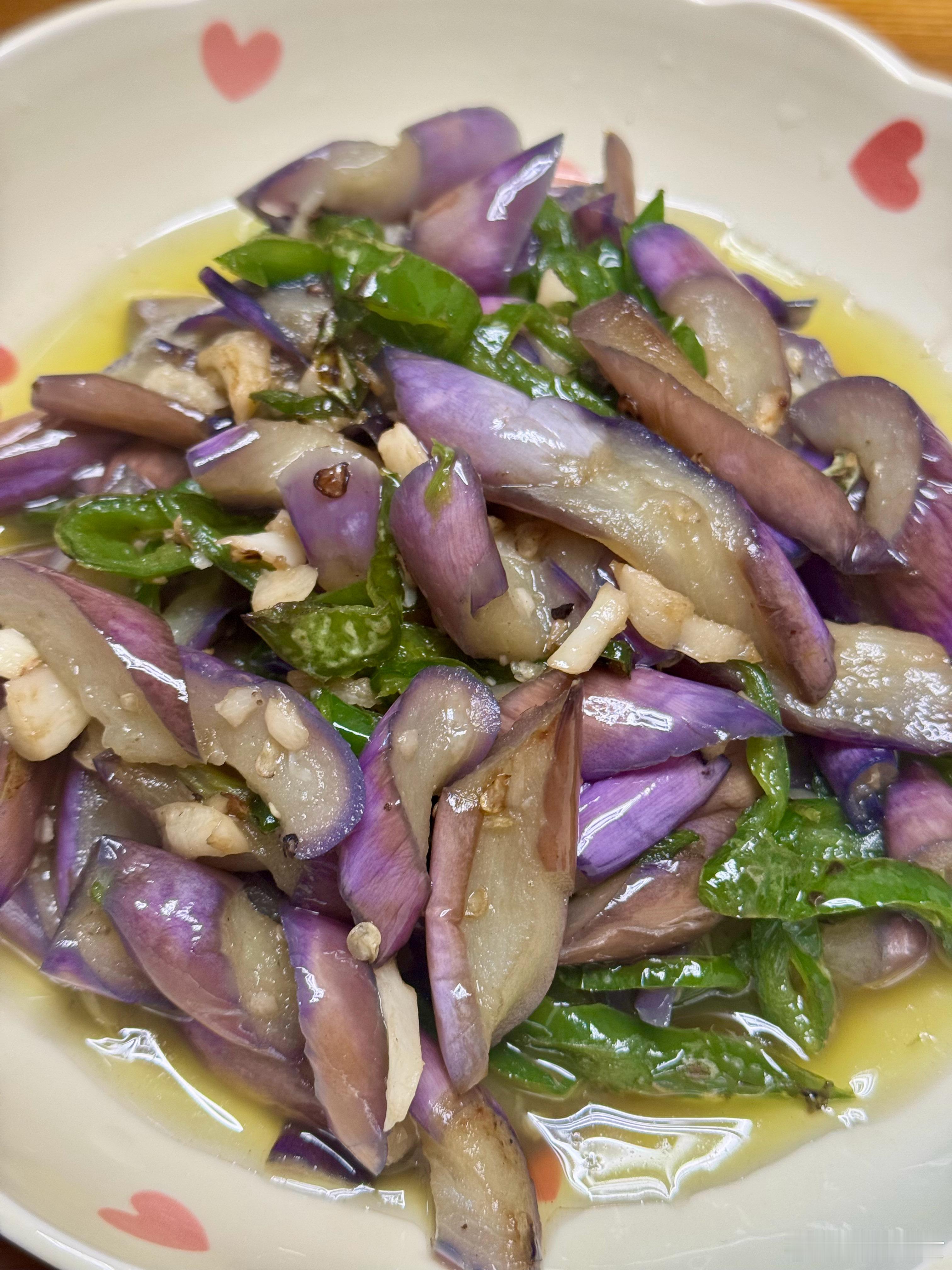 天热之后，都很少在家里做饭吃。今天食谱：土豆豆角烧排骨，炒茄子。川川逛吃日常四川