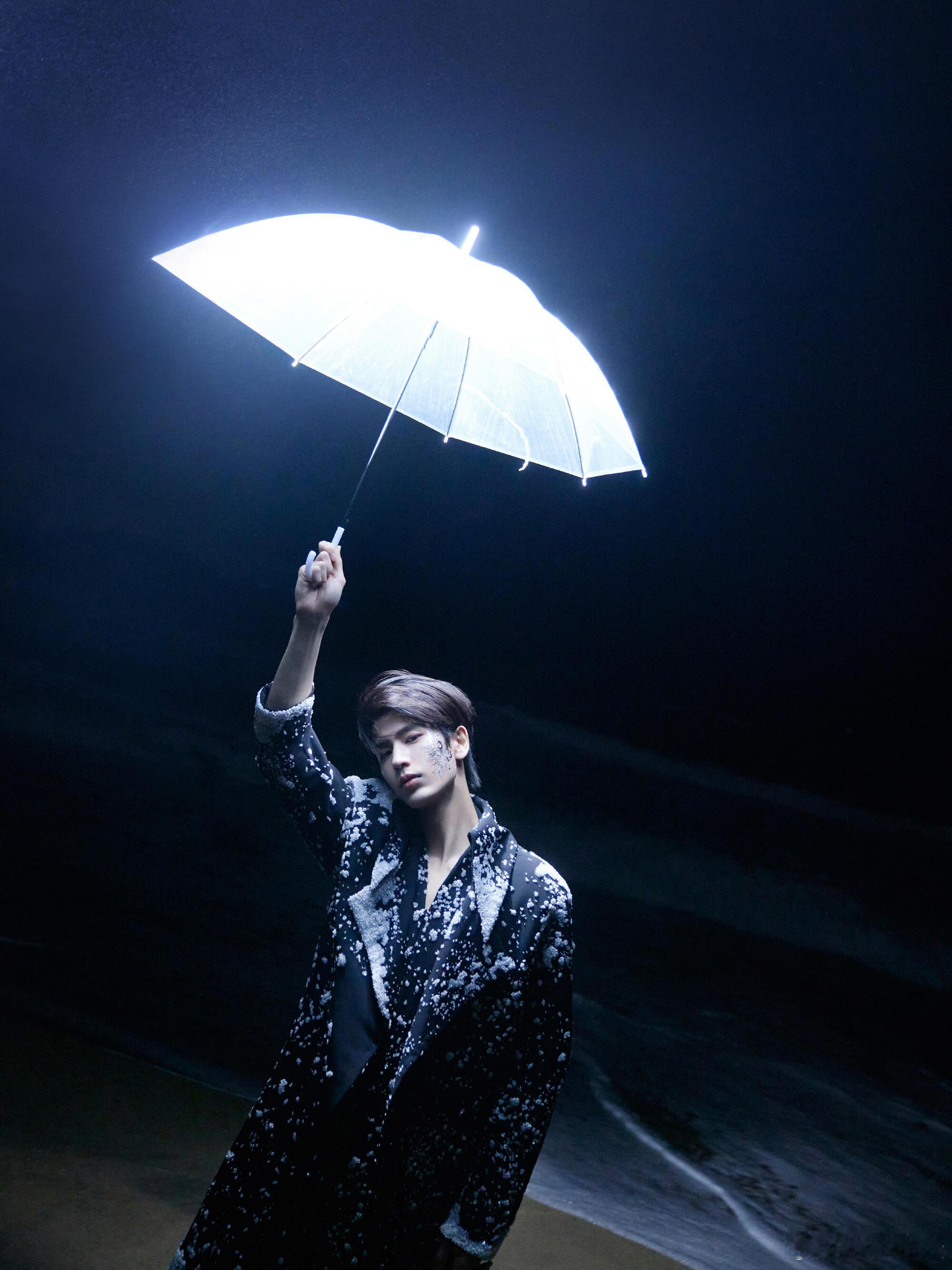 张凌赫[超话]  张凌赫 你可真是不顾别人死活的帅吖🤩张凌赫｜ ​​​