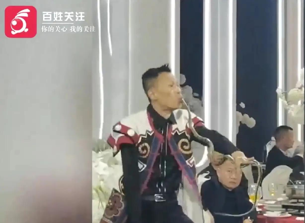 【四川自贡一寿宴上男子口吞1米活蛇后抓住蛇尾拉出 蛇身仅余20公分露外】3月29