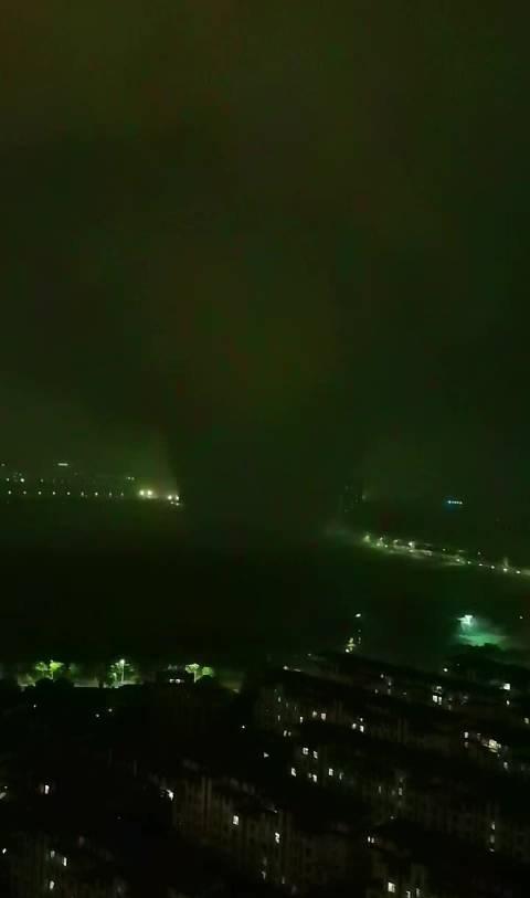 黄州龙卷风过境，所到之处破环里很大，这种天气还是待在家里比较稳妥，大家保重！ ​