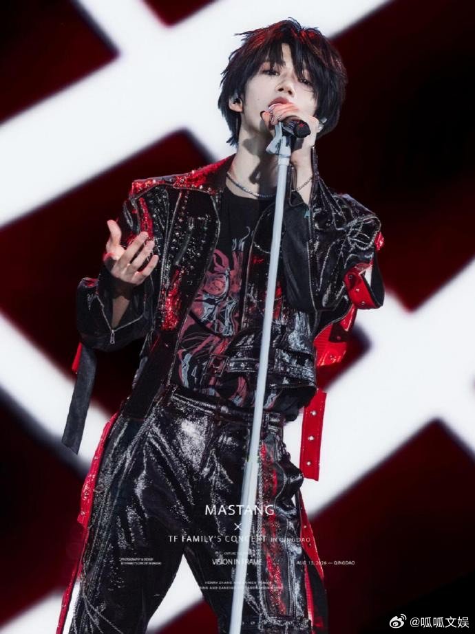 张函瑞新歌总榜第二 从创作构思到编曲制作一人主导，熟悉电子先锋曲风，跳出甜歌框架