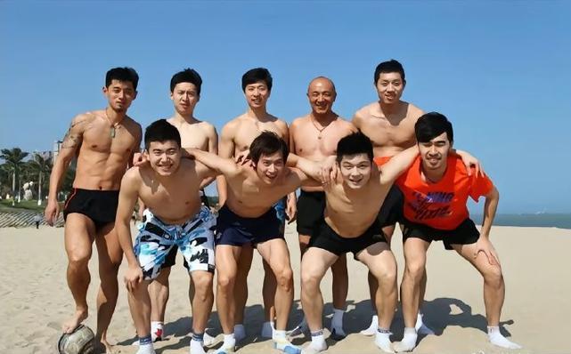 一直以为男乒球员合照，最亮眼的莫过于丰神隽逸的樊振东，龙姿凤表的马龙，雄浑沉健的