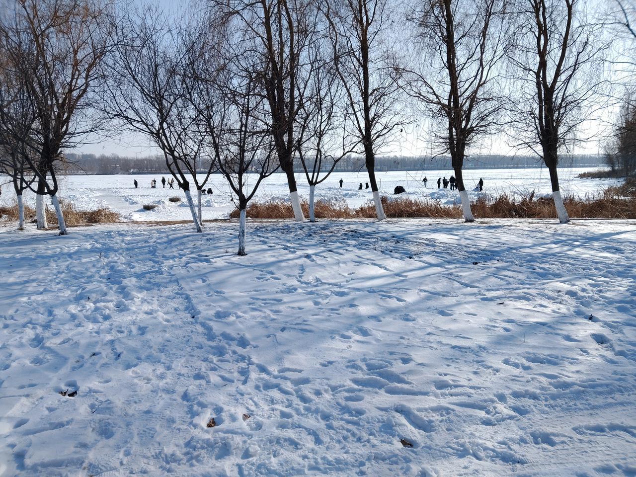 今天回老家，老邻居们聚在一起特别亲热，大家欢聚一堂一边吃火锅一边聊家常！

闲聊