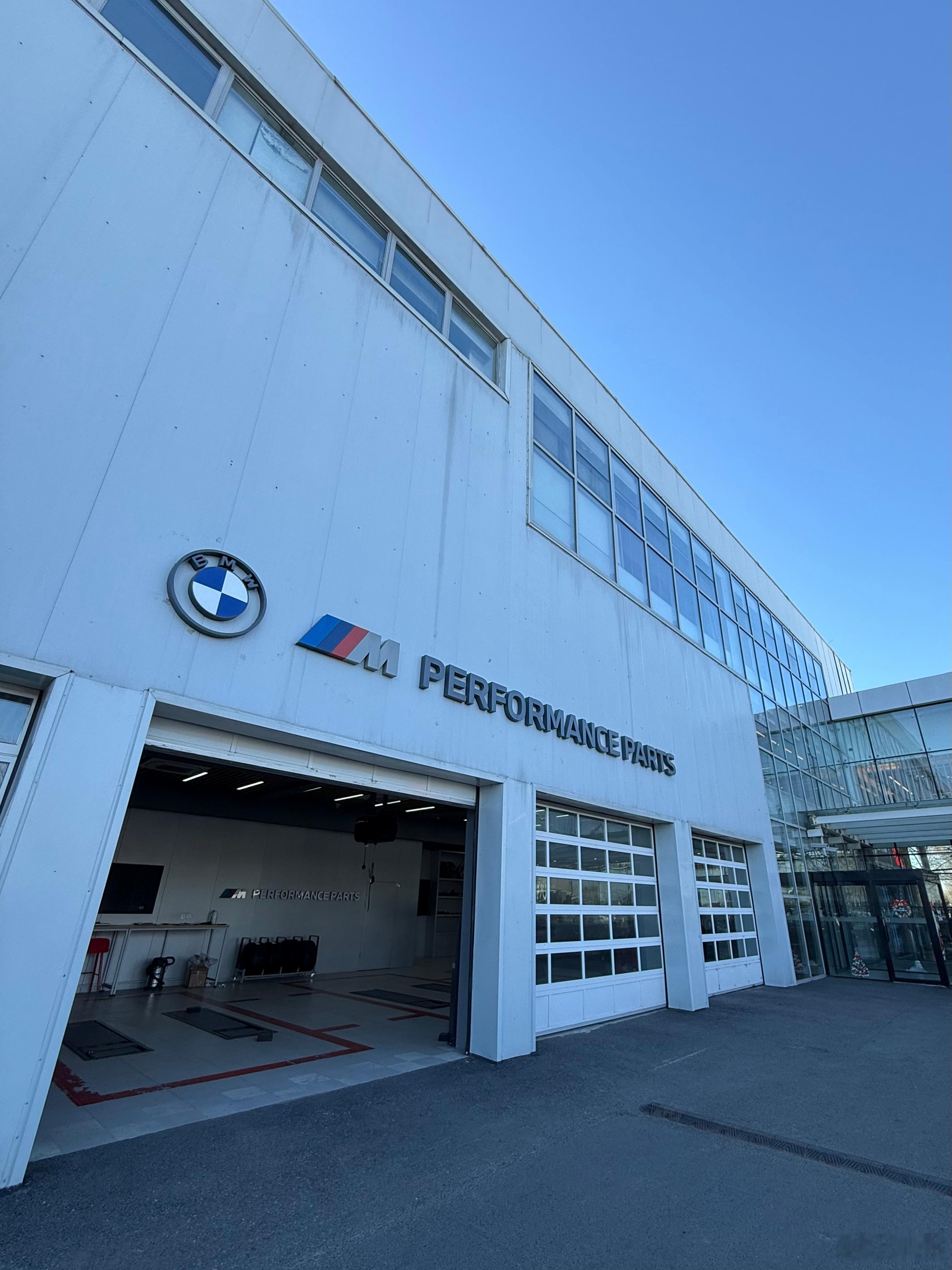 去北京晨德宝宝马4S店保养爱车，整个过程太舒服了！等待区环境超赞，有免费的咖啡和