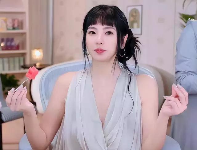 张雨绮换了个齐刘海，看起来真违和这次张雨绮让人印象深，不是因为她变丑了，而是大家
