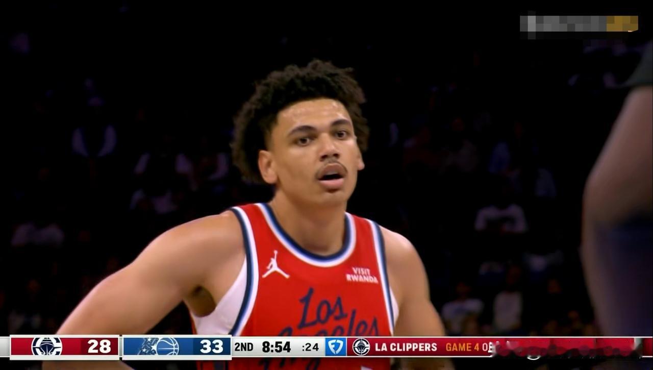 快船新星桑德斯真是无药可救了！今天快船在客场挑战魔术，目前双方的上半场比赛已经结