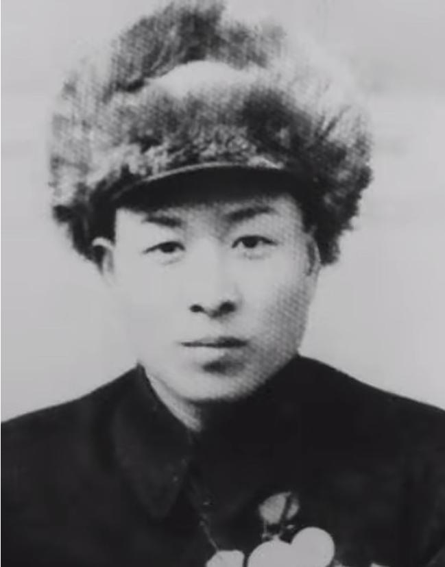 一个战士撞见八个鬼子在河边追一个抱娃的农村妇女，他枪里就三发子弹，他没躲，枪却对