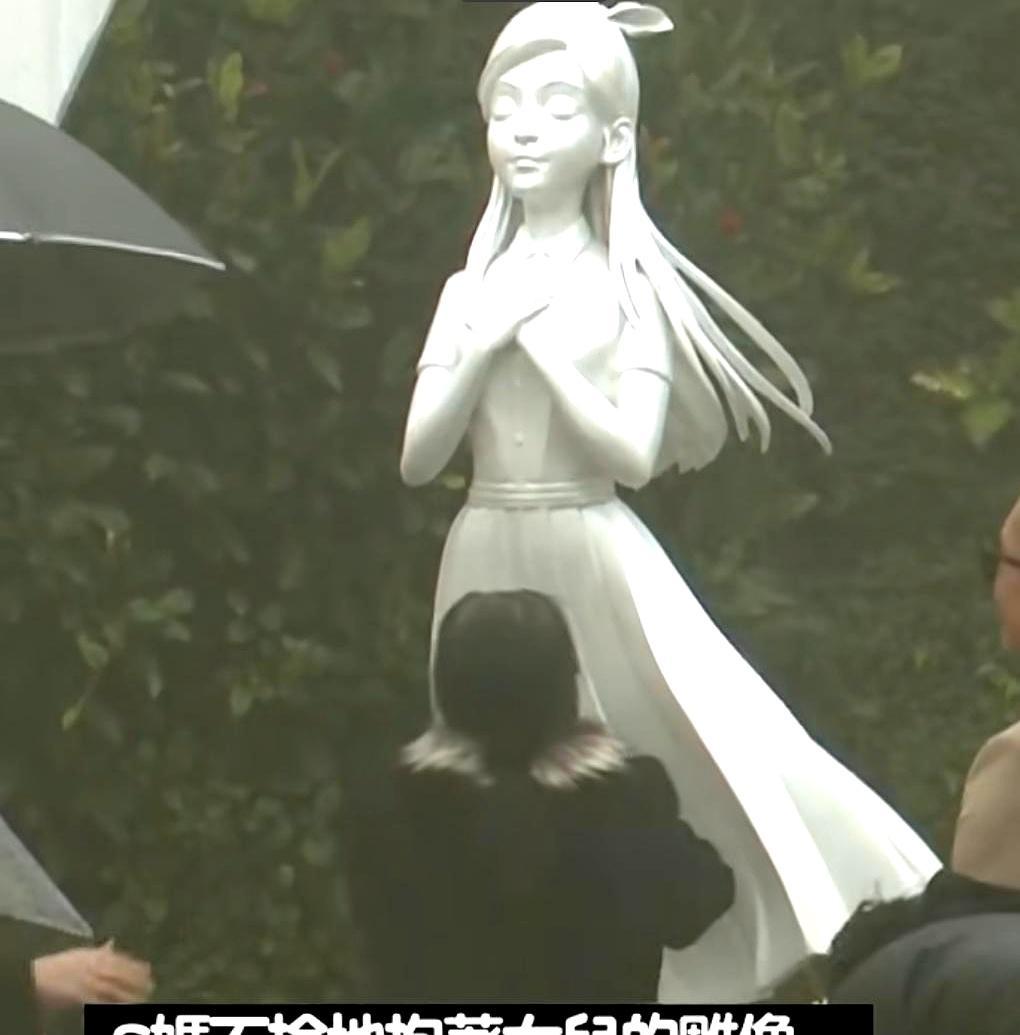 大S雕像揭幕，S妈抱着痛哭：宝贝重生了！网友却炸锅了。
 
这哪像？照片传出来，