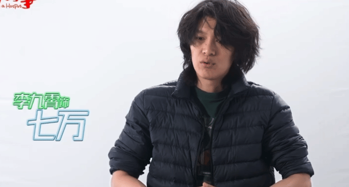 #电影一顿火锅预售开启##李九霄扛起一箱就跑# 他来了他来了他扛着箱子走来了！七