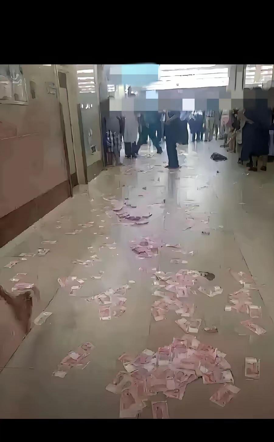 哈尔滨那家医院的场景太戳心了——冰冷走廊里撒得满地的现金，红得刺眼，却暖不了一位