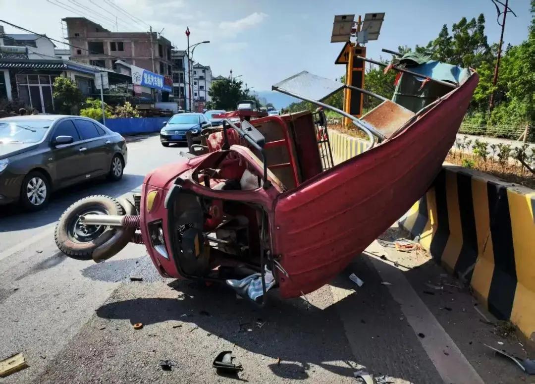江苏扬州，一女子去上班途中惨遭车祸不幸离世，后家属拿着保单去申请50万意外险理赔