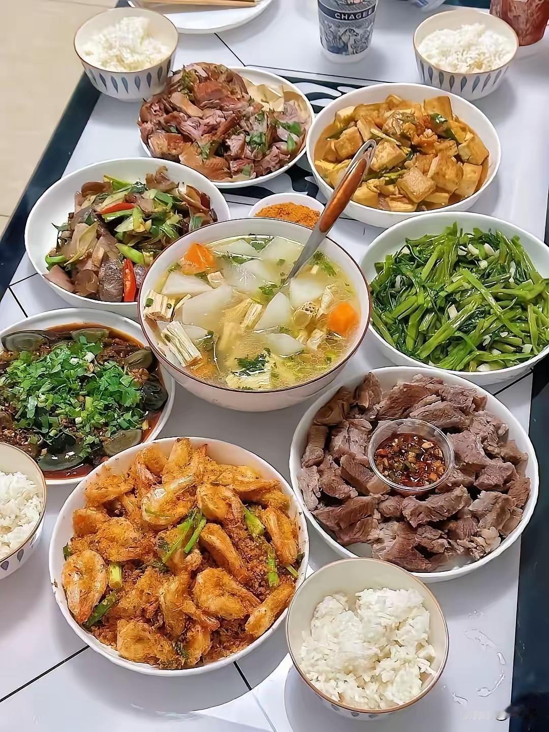 自己去市场采购，自己动手炒煮，不算盐油酱醋、水电煤气，150元够了。