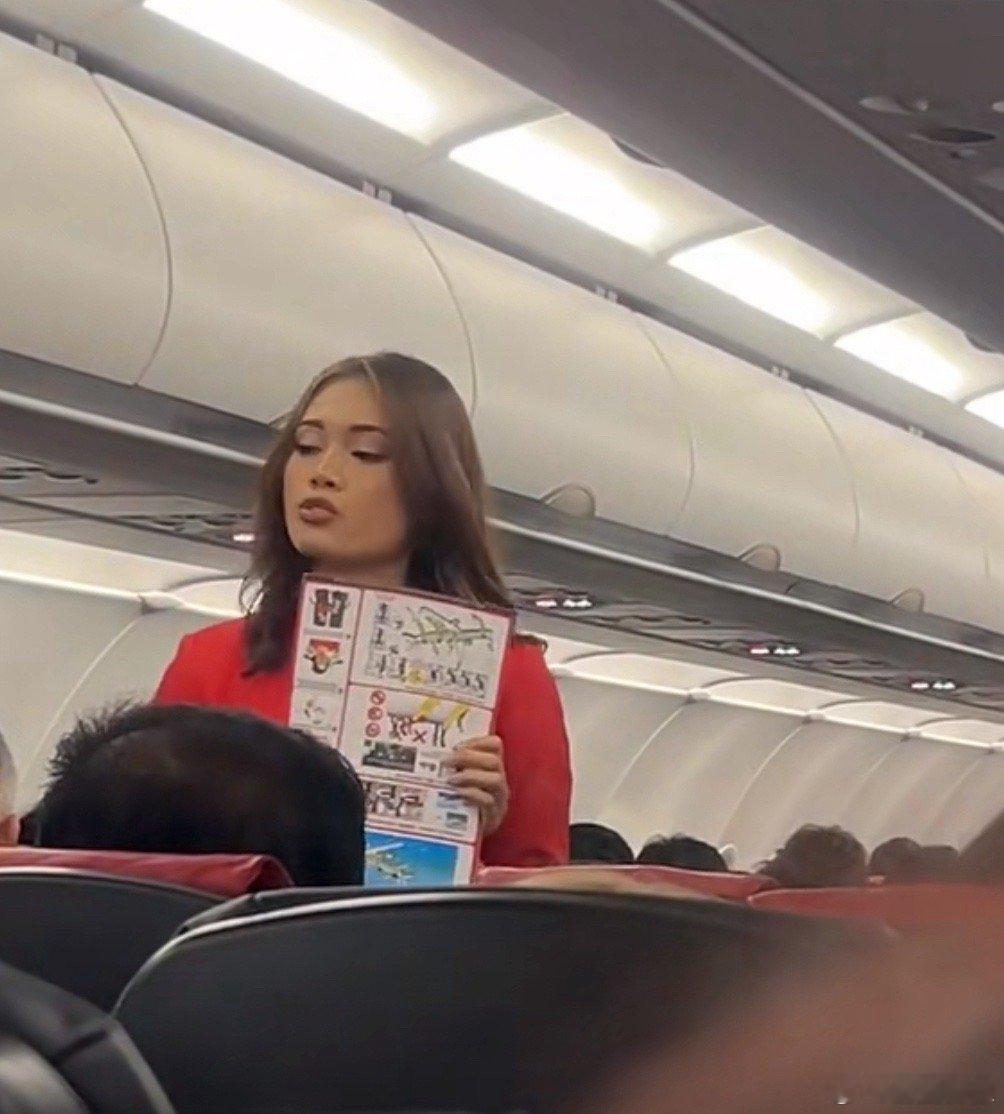 空姐版容祖儿这位空姐的脸是标志东南亚长相，侧脸酷似容祖儿，不过细看还是容祖儿更精