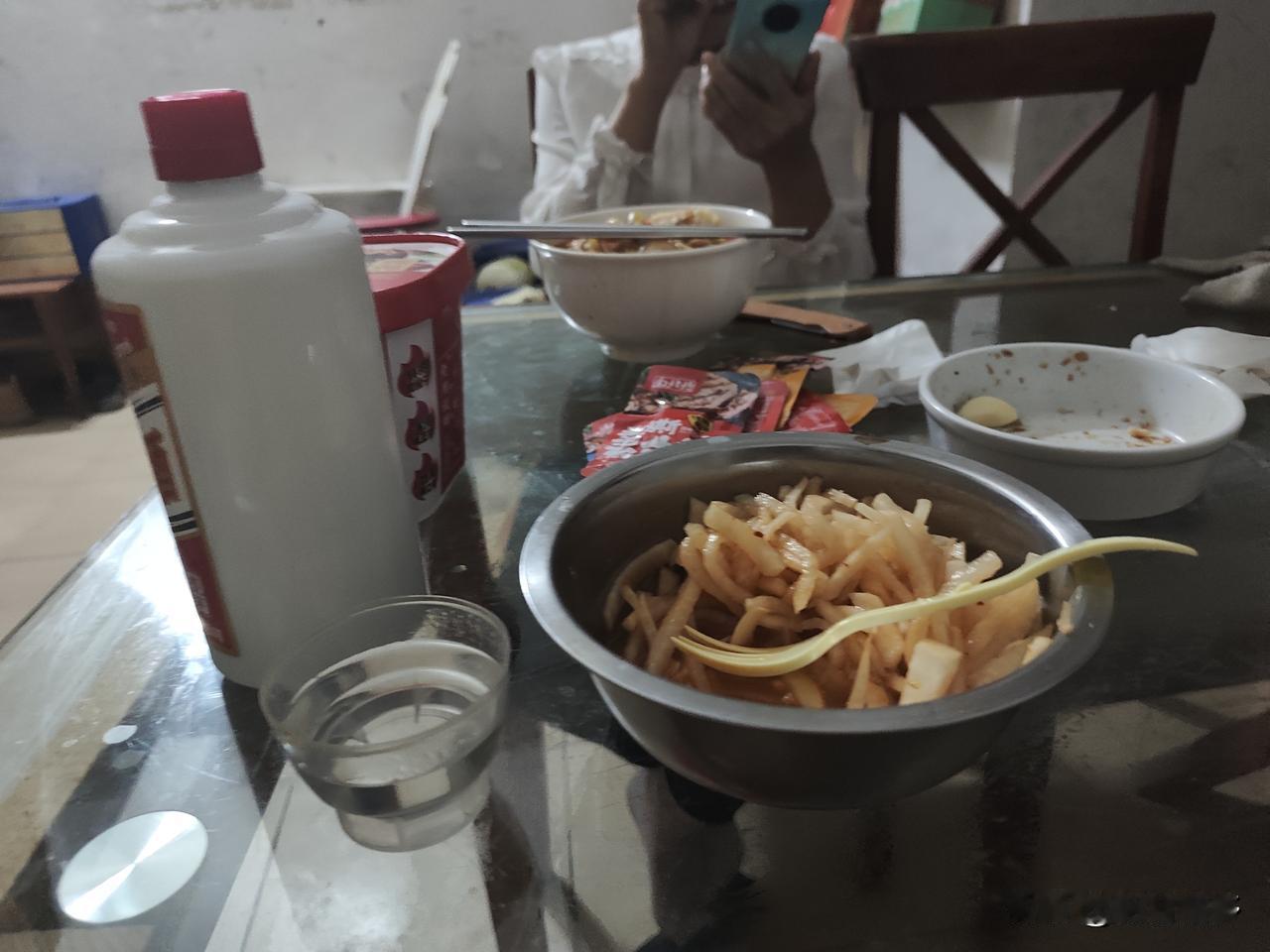 记录我的2026元月17日，星期六晚上22点下班，泡了方便面，面还没烫好，开吃萝