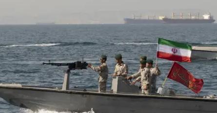 谁能想到，号称“全球霸主”的美国，居然在谈判桌上被伊朗怼得哑口无言，军舰还没来得