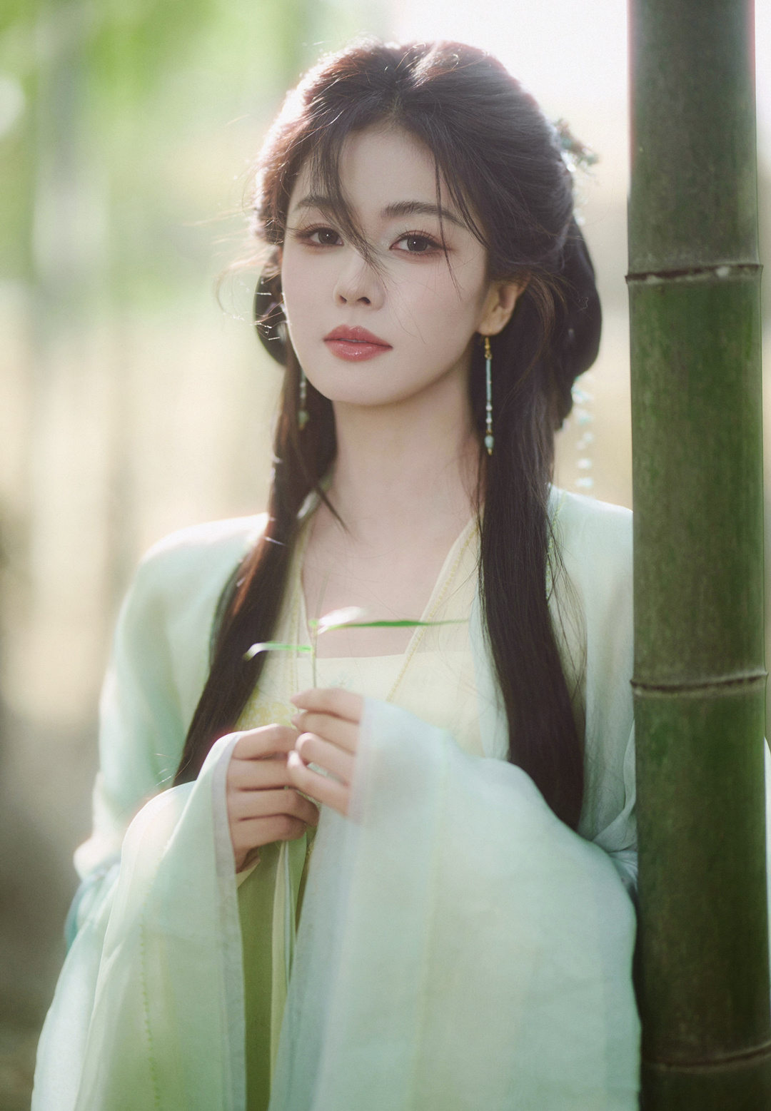 白鹿浙江卫视跨年晚会出图，临江仙花如月妆造限时返场！太美了！ 