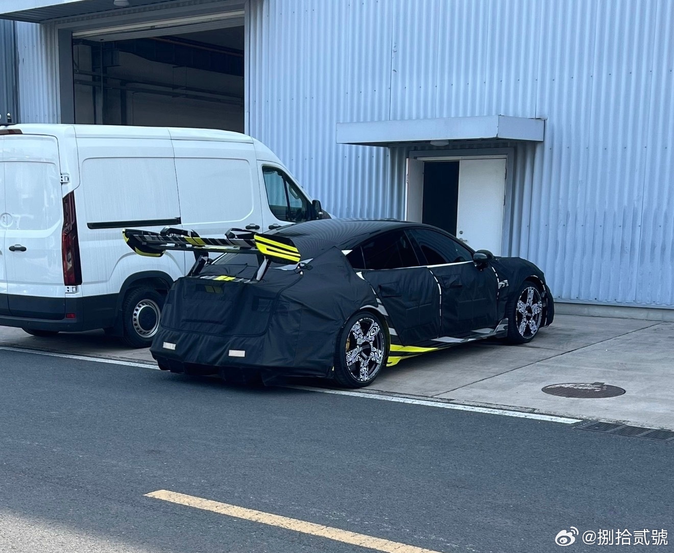 新款小米sU7 Ultra伪装车？这大尾翼是认真的吗？ 