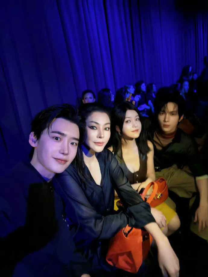 陈妍希李钟硕余承恩秀场合照2026秋冬米兰时装周期间，陈妍希、李钟硕、余承恩及泰