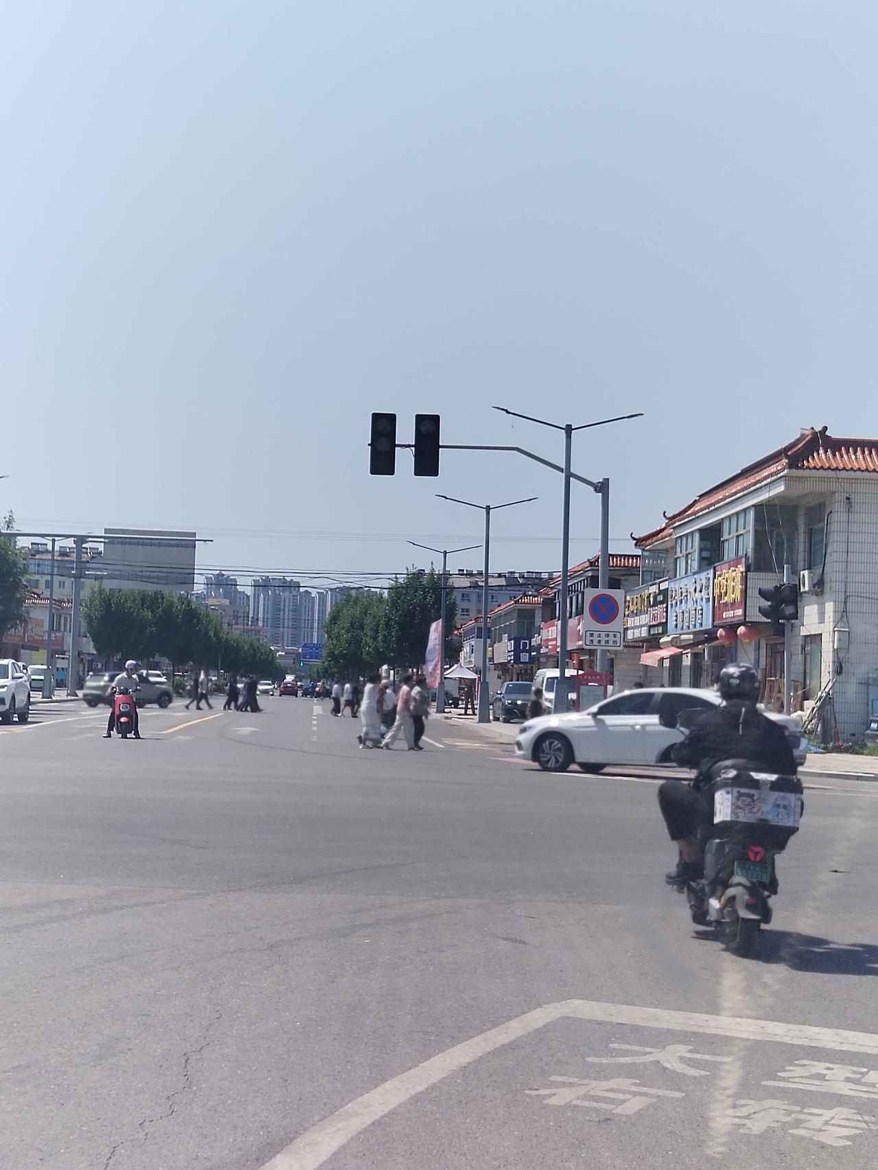 德州市德城区东地北大街自北向南红绿灯损坏，现在是红绿黄灯都不亮。