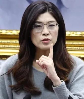台湾地区执政的当局提出用1.25万亿元新台币向美国军购，由于国民党出现了不同意见