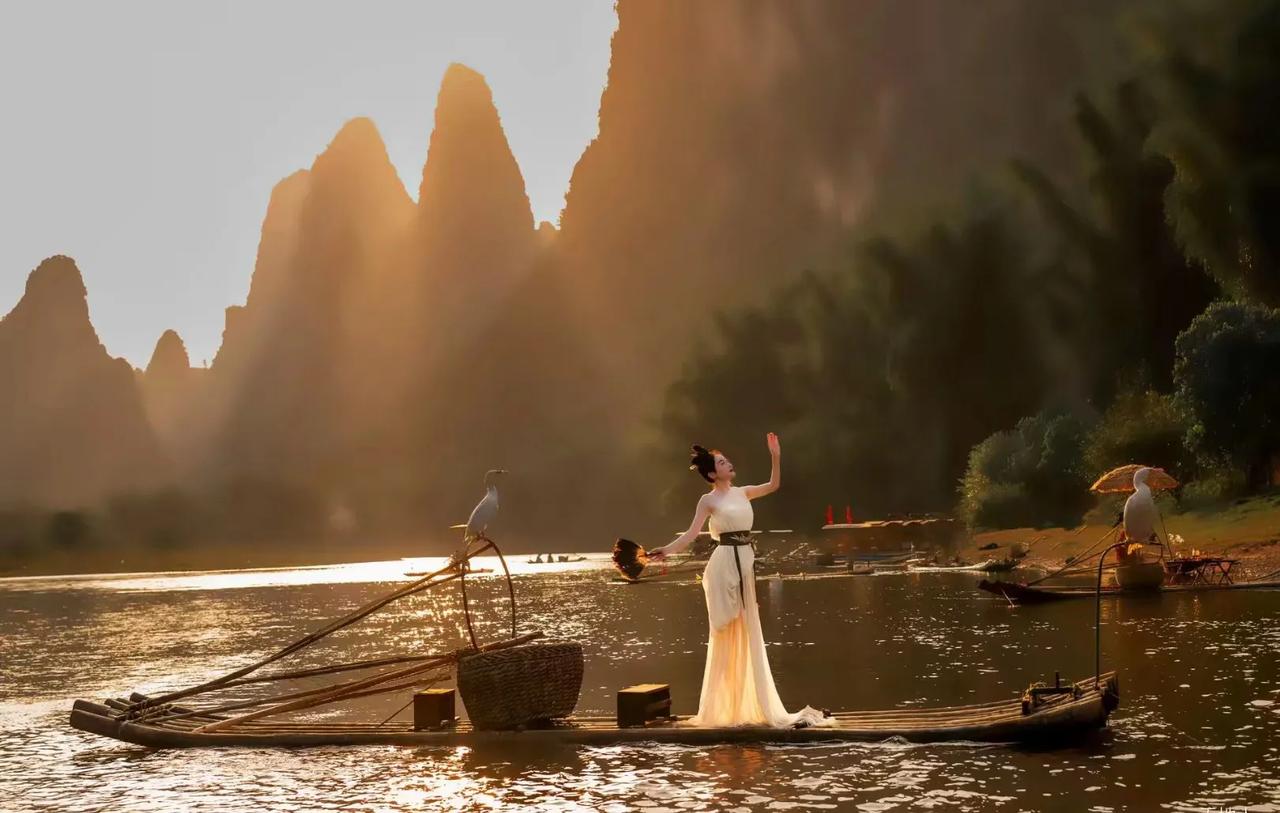 『佳人美景』江南烟雨，柔情似水。大美漓江情，[笑哭][来看我]#美景图片分亨# 