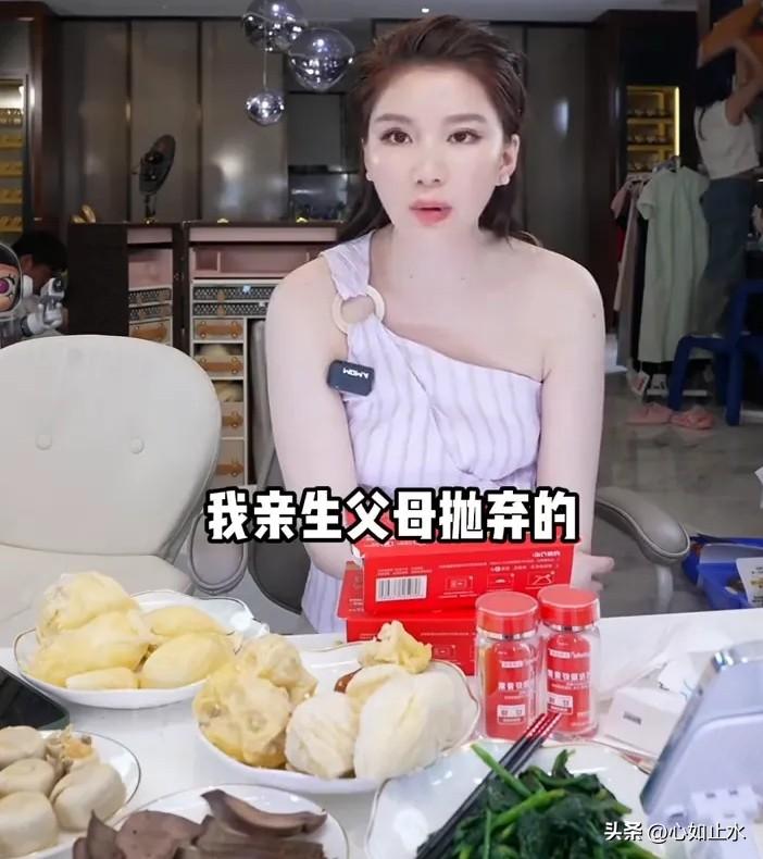 1997年3月，河南洛阳伊川县，一个出生才两个月的女婴被丢在荒草丛里，路人围了一