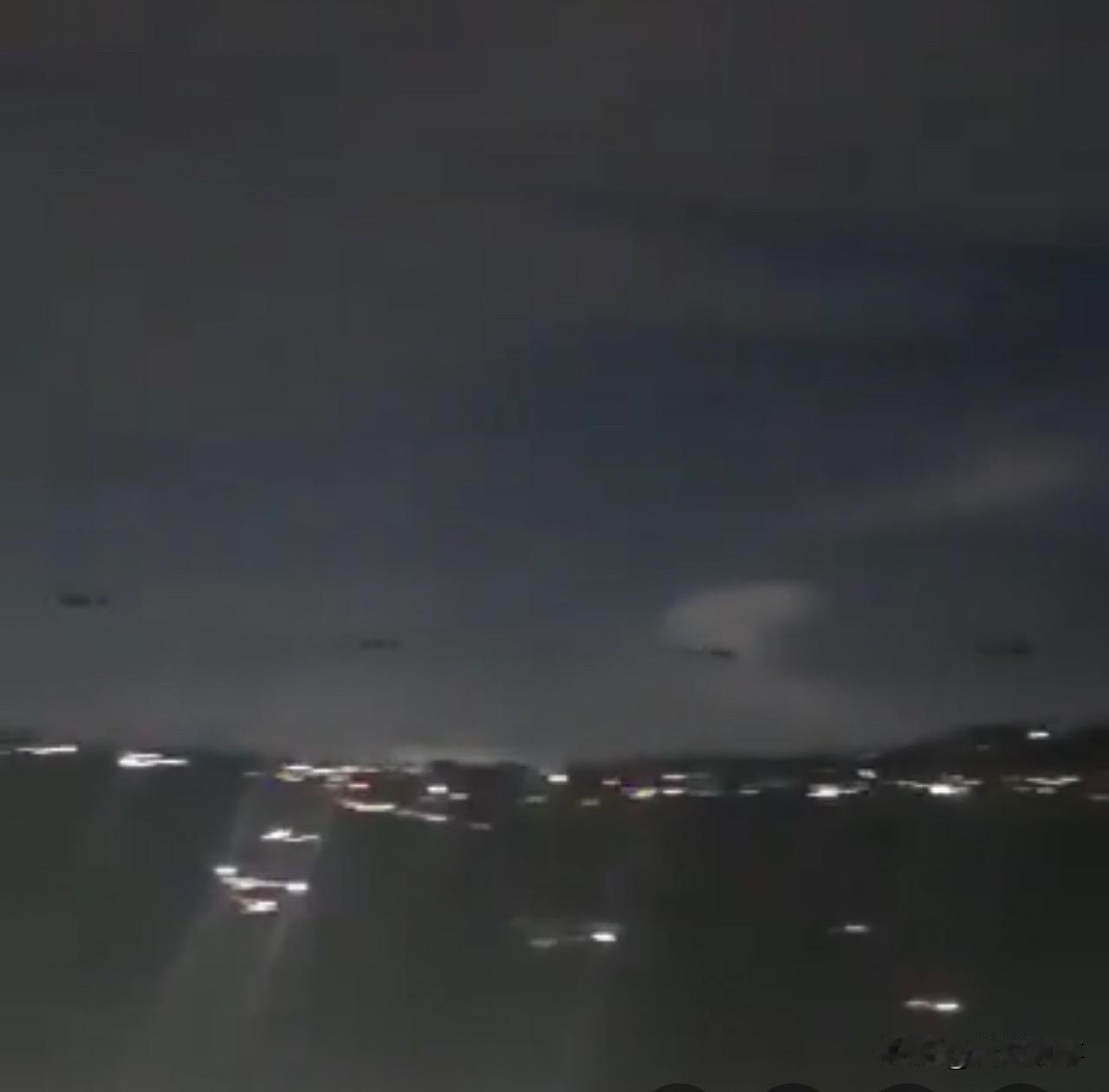 出手了！美军数十架直升机出现在委内瑞拉首都上空。
就在刚刚！外媒报道，当地时间1