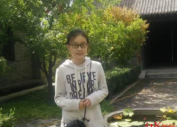 8年来，父亲四处张贴启事、悬赏10万元，却始终没有女儿的音讯。希望更多人看到，愿