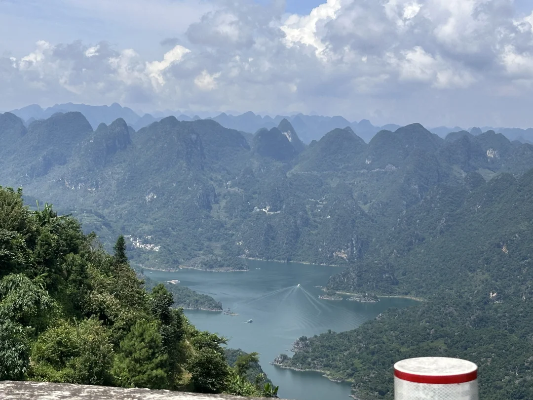 跟任何人都别说太多。真正聪明的人往往很安静，因为连自己的日子都忙得不可...