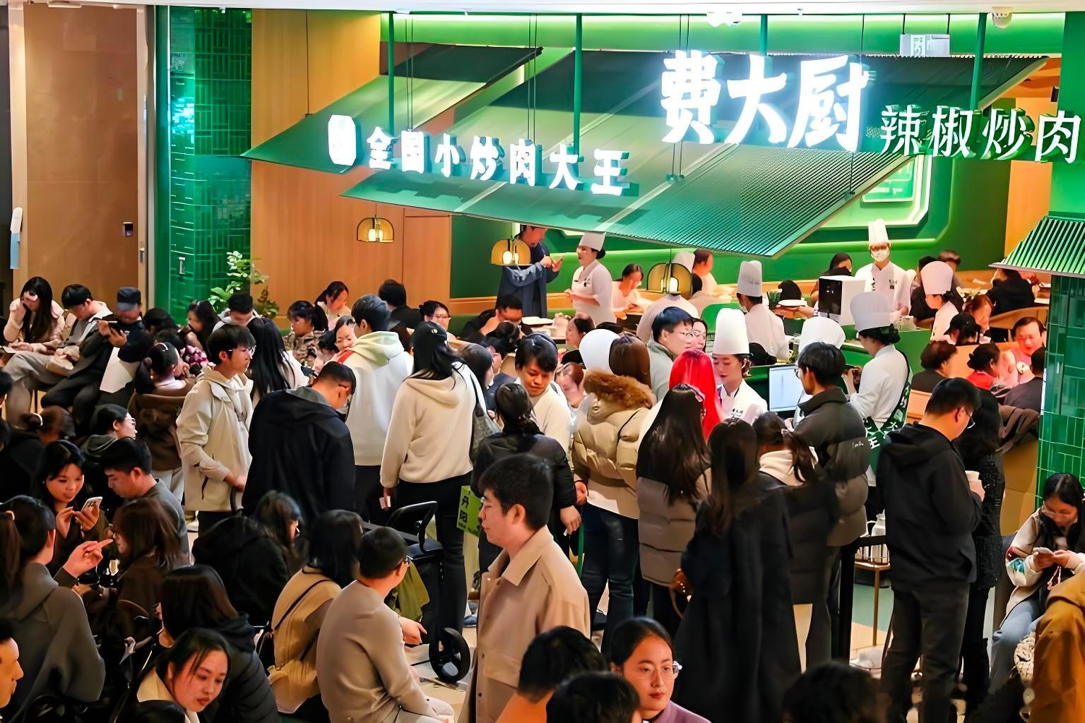 费大厨撤下招牌，餐饮业告别“称号营销”费大厨撤下“全国小炒肉大王”的招牌，8月1