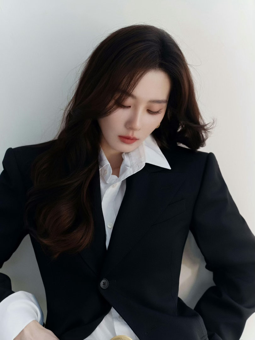 刘诗诗黑色夹克利落贵气 刘诗诗今日以一身CELINE 2026夏季系列造型亮相，