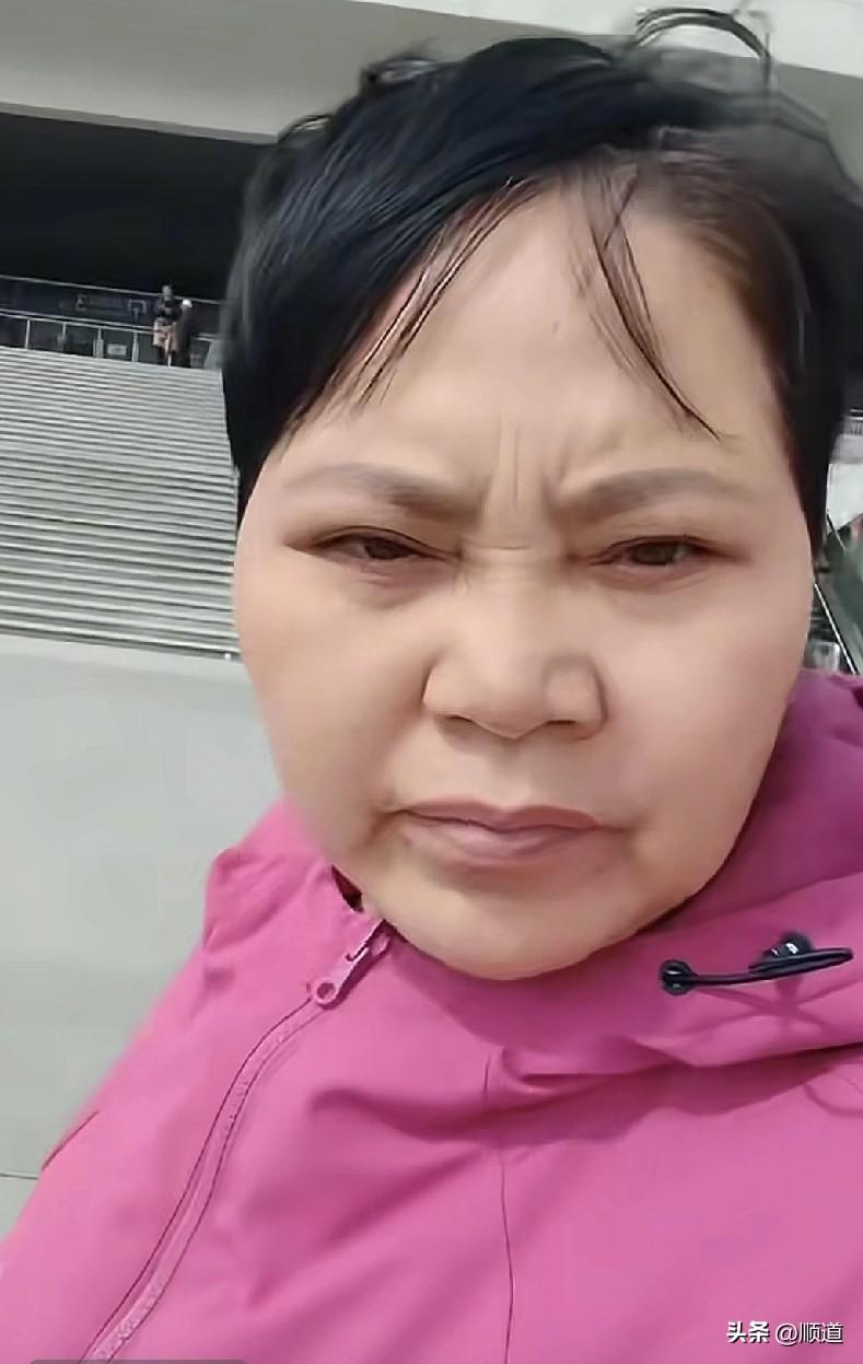 我刚刚刷抖音刷到向阳花了，她在西宁站，也许是没有美颜，看上去老了不少。
又看她晒