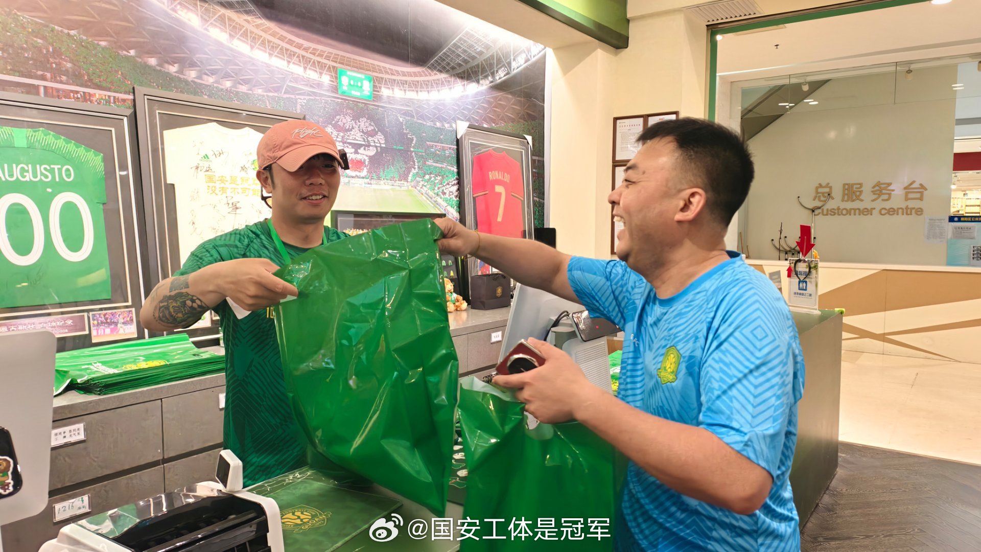 销售型中场张稀哲今天真是销冠了  其他销售人员只能当辅助了 后面来的球迷排队指定
