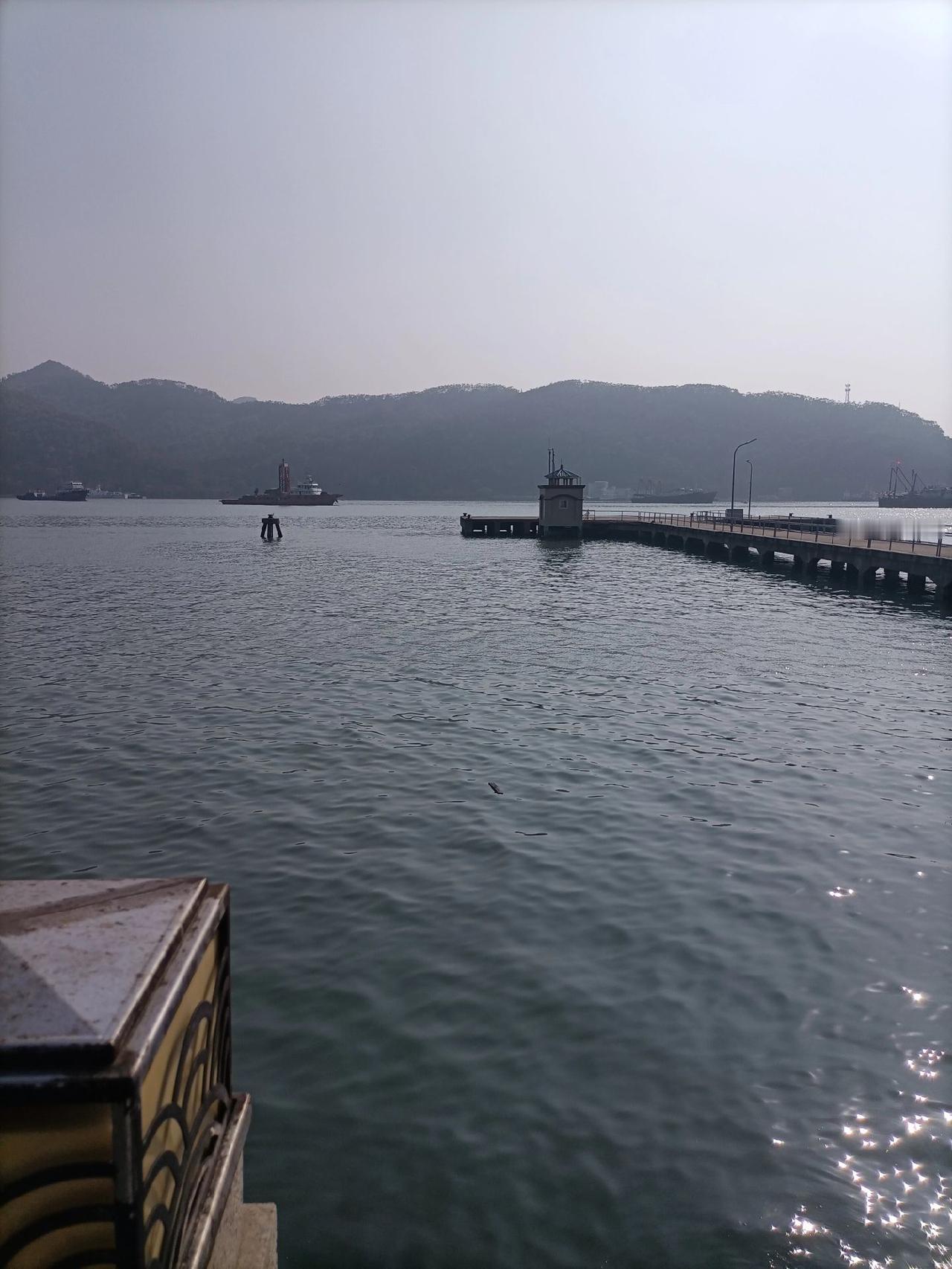 大抵世事难料的，本来已到汕尾民主广场，不料已改军事基地了[捂脸]；谁知柳岸又花明