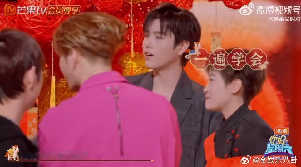 王嘉尔在线围观陈飞宇练舞 好六开场舞彩排时，陈飞宇和孙千在台上练习动作，默契十足