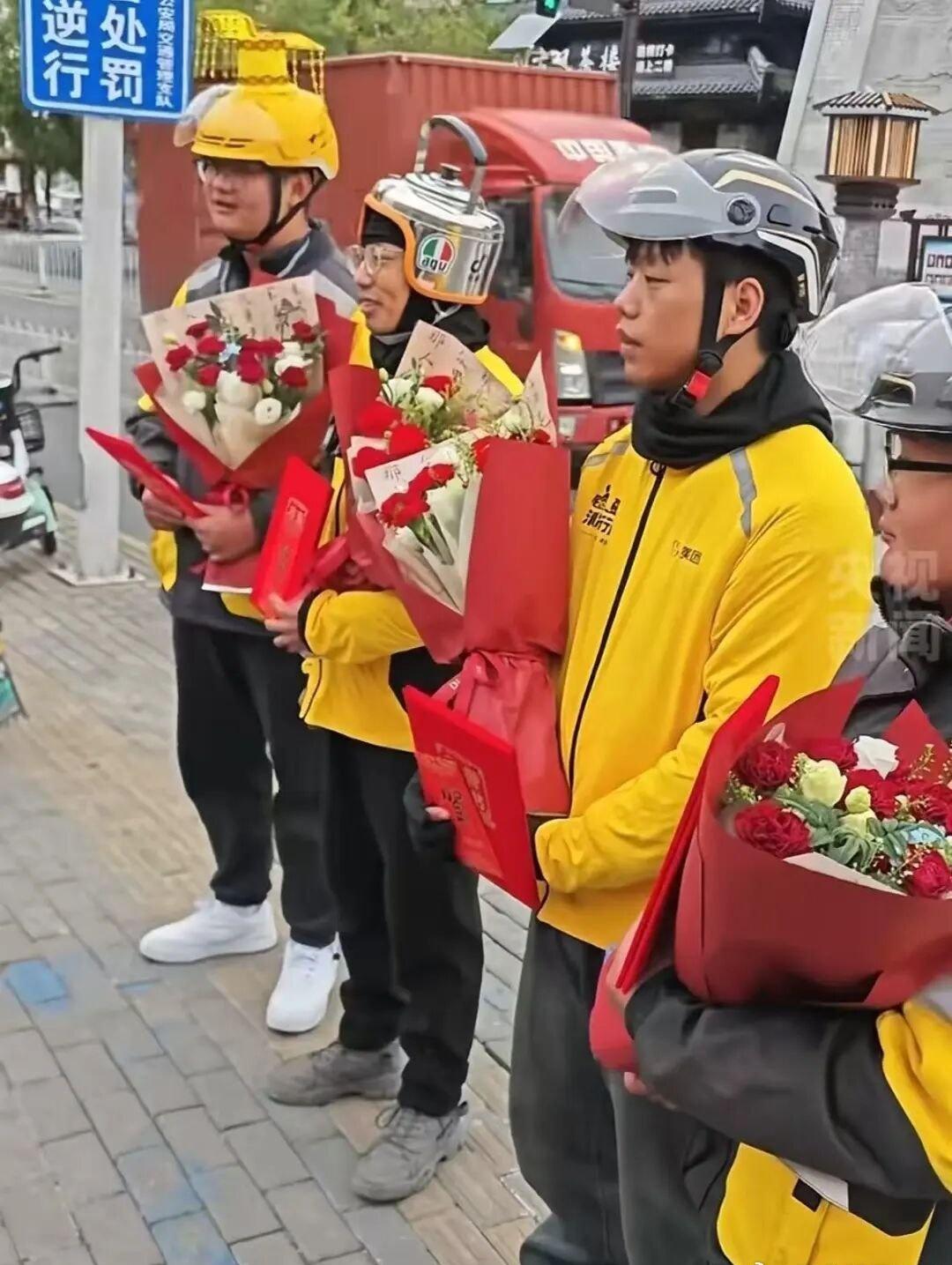 近日，河南许昌四位外卖骑手等待深夜订单时，目睹一对情侣吵架，男方跨越桥栏试图跳河