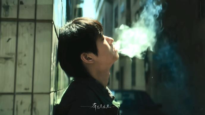 魏大勋演的陆鸣这个角色很裸十年光阴，陆鸣从赤条条的少年到手握筹码的荷官，那份“裸