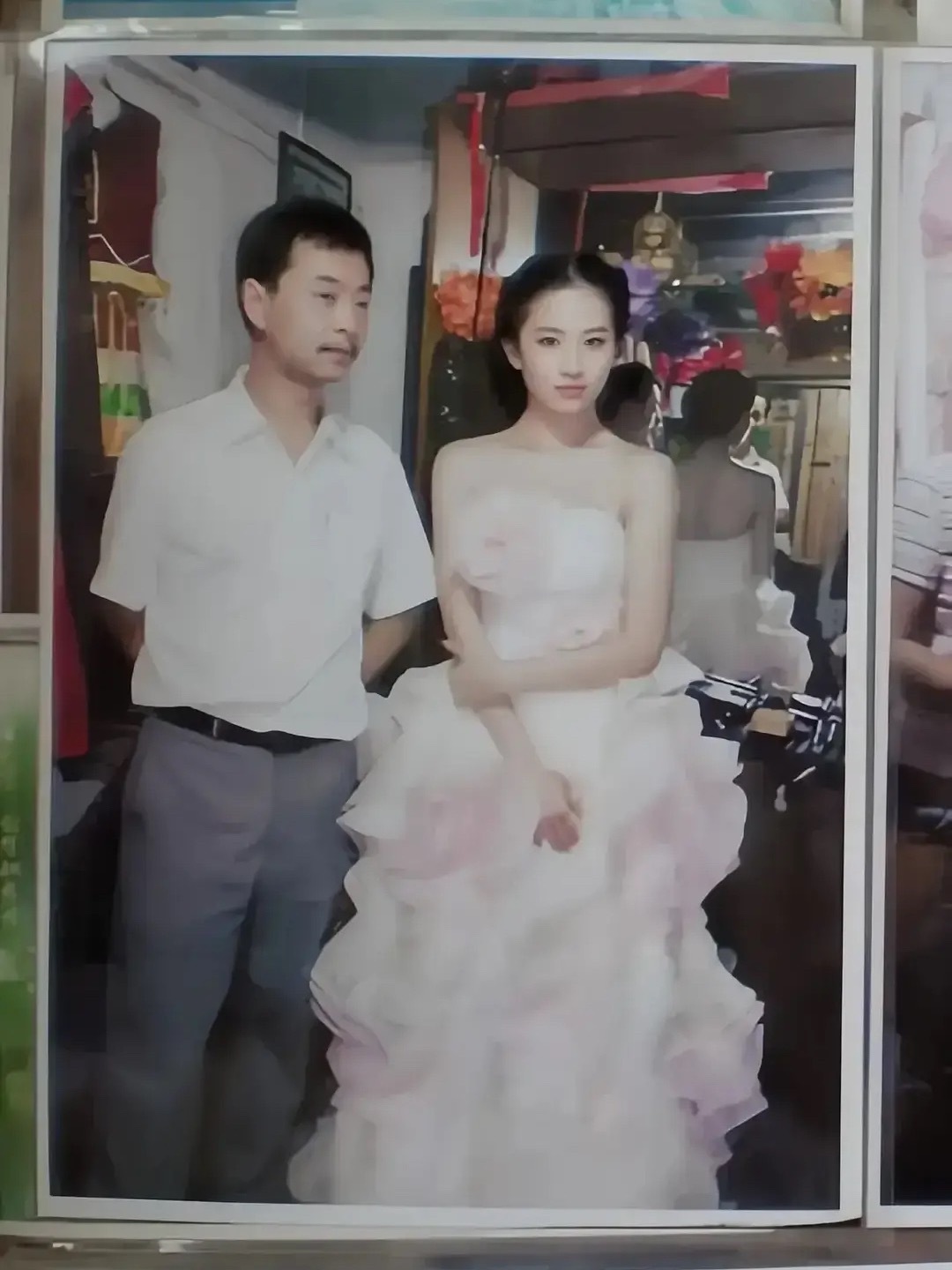 一位明星多年前的照片 是真的有点分不清黄圣依和刘亦菲了 