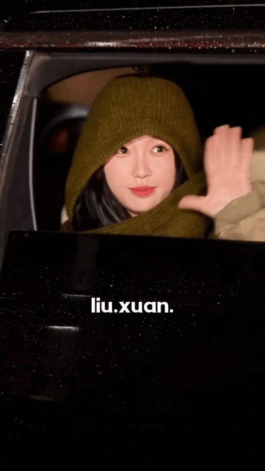 来接收今日虞书欣飞吻😘~ 